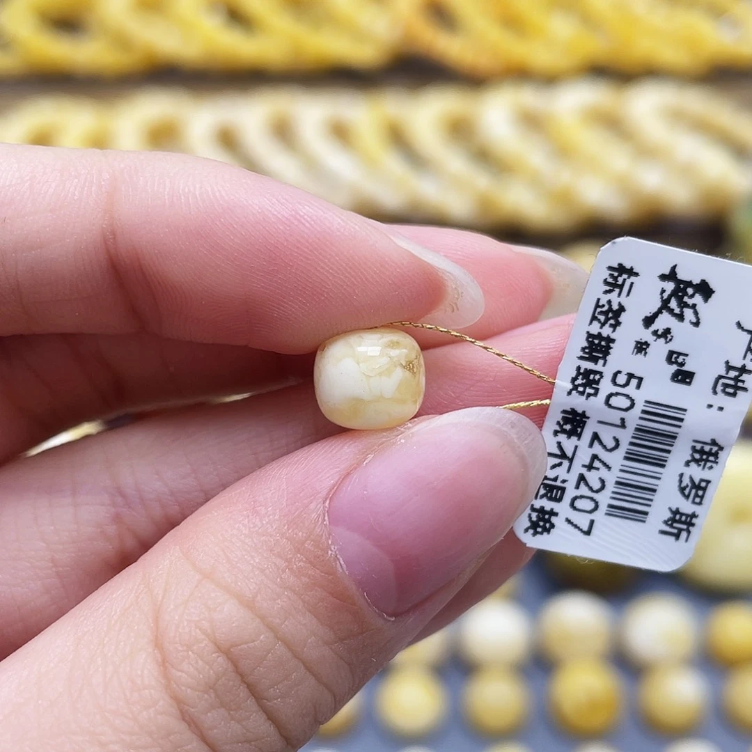 未镶嵌琥珀裸石8.2*7.2mm老型瑕疵