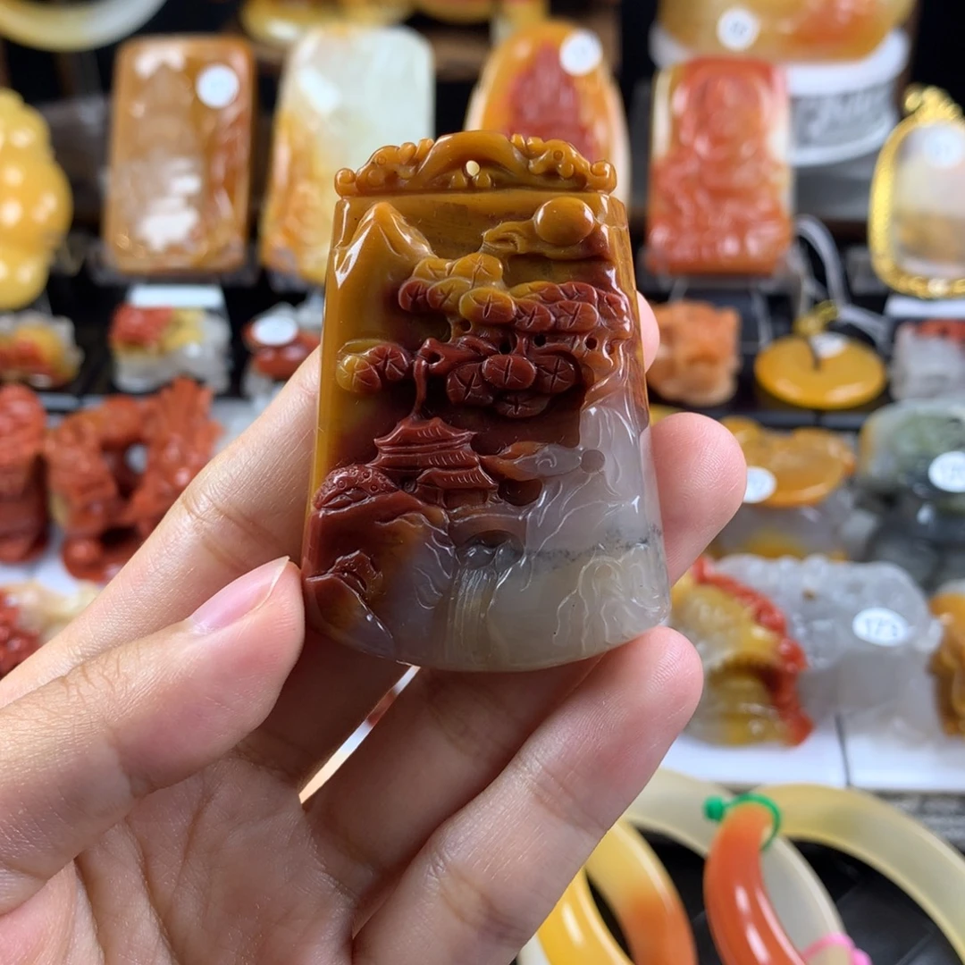 未镶嵌石英质玉（黄龙玉）挂件
