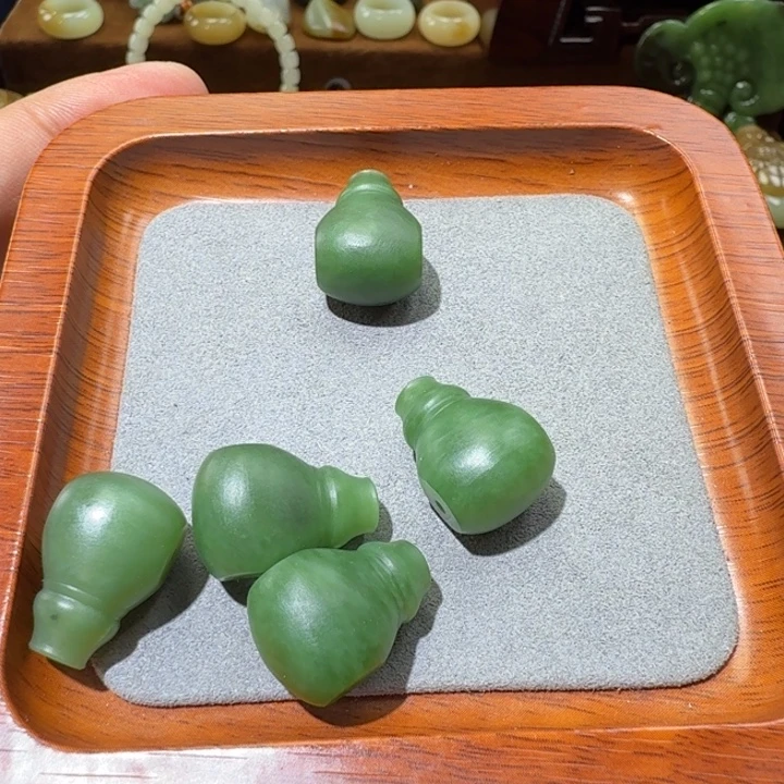 和田玉未镶嵌把件