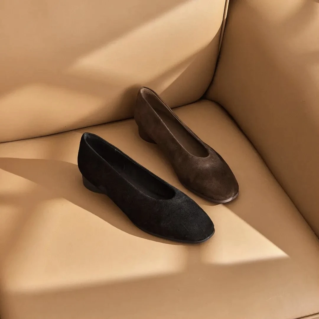T972025春季新款复古粗跟时尚舒适百搭软底绒面浅口圆头单鞋7685