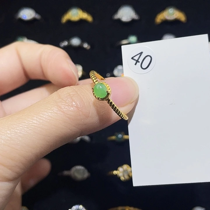 翡翠未镶嵌颈饰戒指