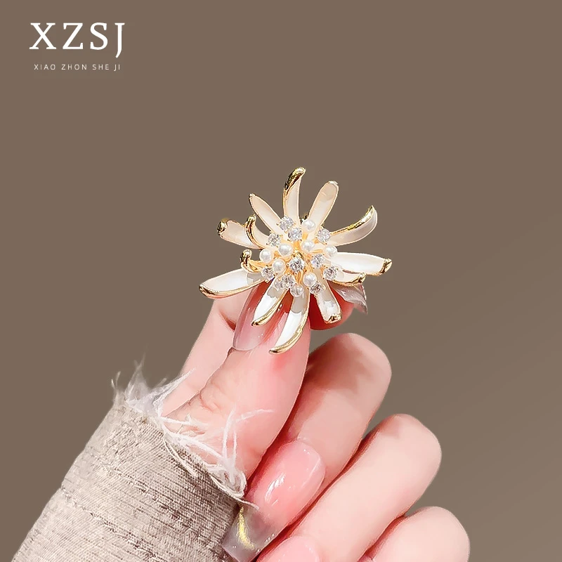 铜锆石胸针 精致小雏菊珍珠胸花女立体花卉别针优雅胸花衣服配饰