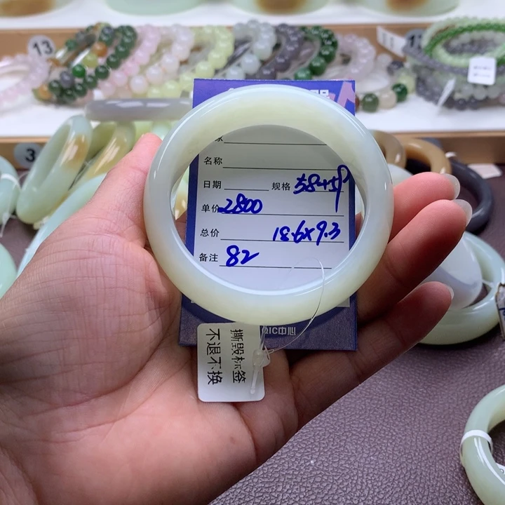 花***依和田玉未镶嵌手镯