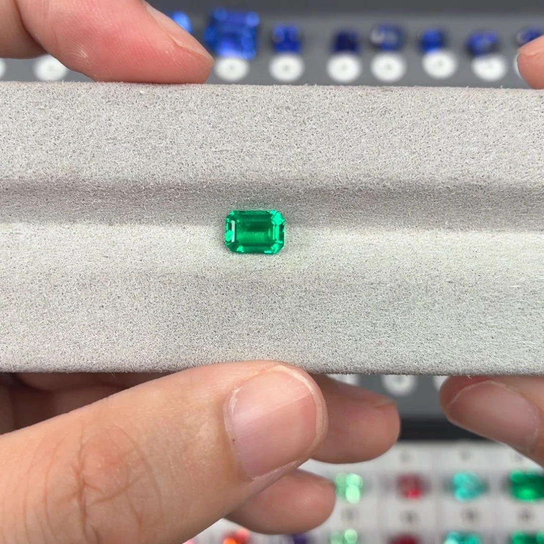 岁***忧合成（培育）祖母绿裸石未镶嵌0.89ct