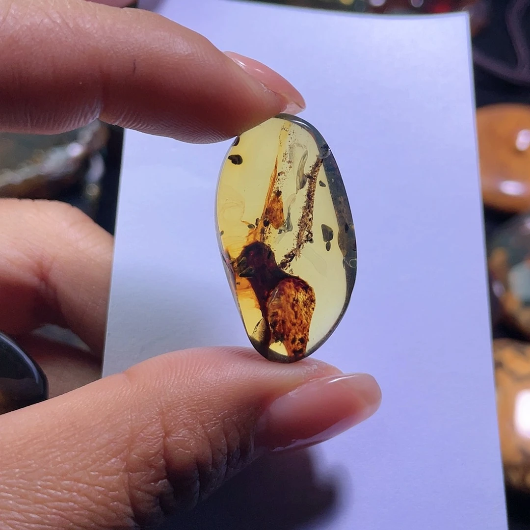 琥珀裸石未镶嵌，