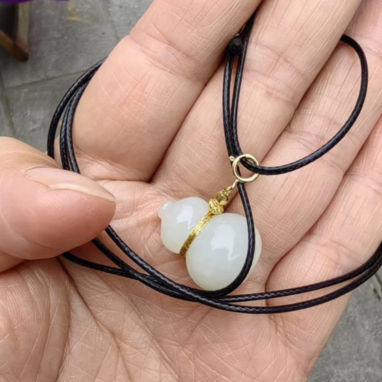 和田玉俄料立体葫芦设计款配皮绳高度20。多样性发其一