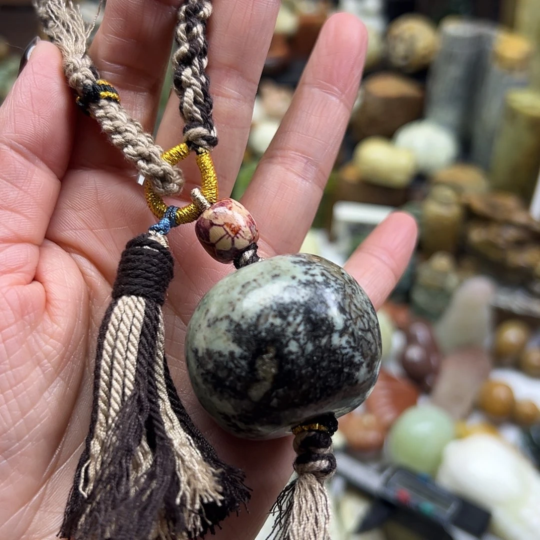 岫岩河磨玉（透闪石质玉）未镶嵌颈饰河磨玉手玩球球