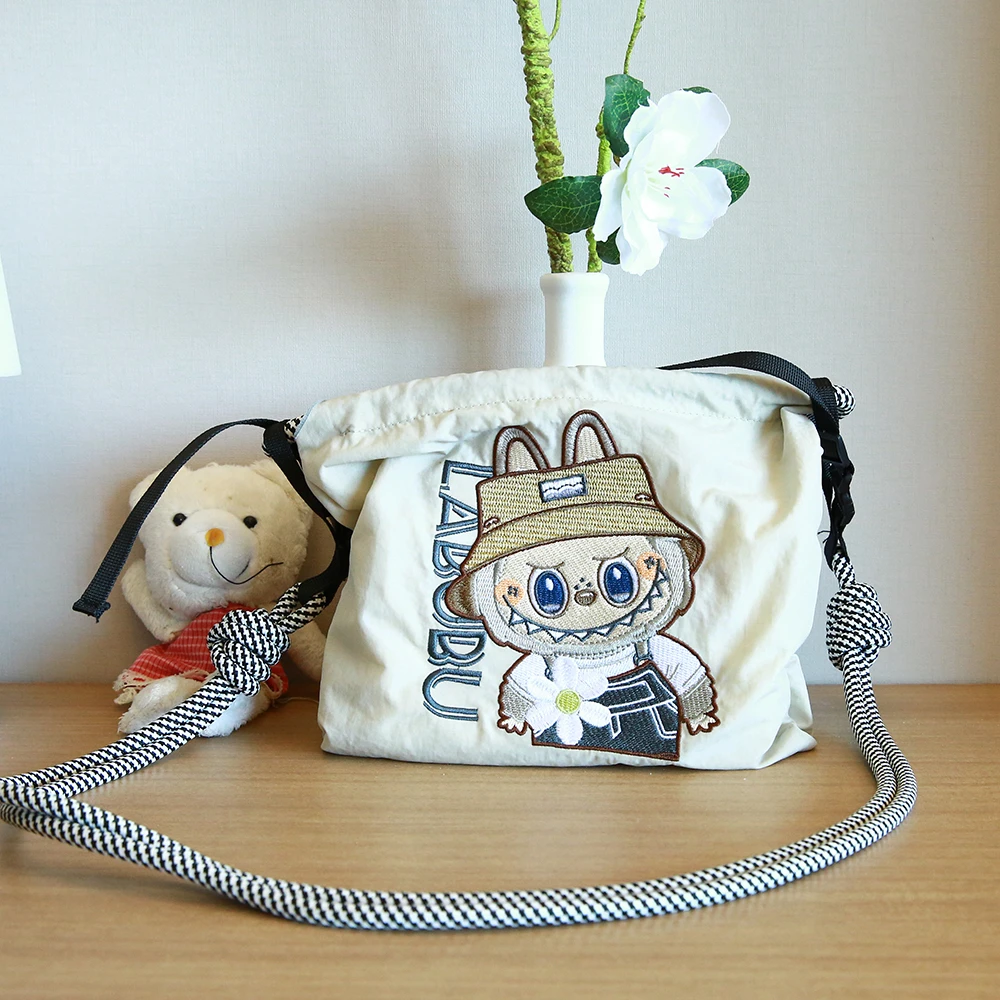 【小包带拉链】尼龙防水休闲单肩斜挎包刺绣日系风可调节水桶包女包