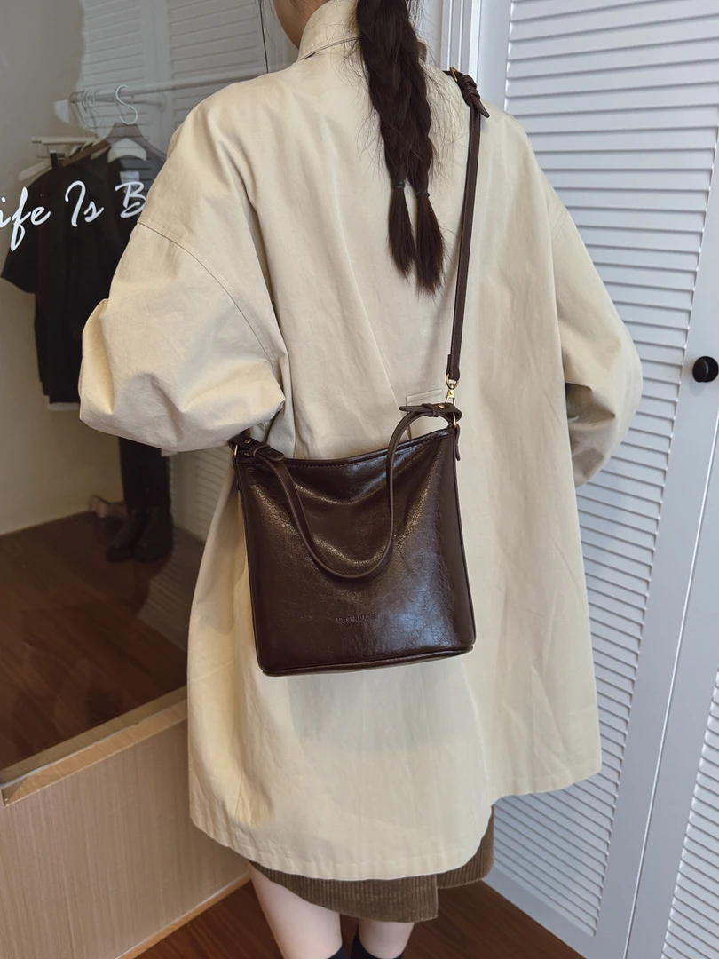 今年流行爆款包包女士2025新款超火小众腋下水桶包百搭单肩斜挎包