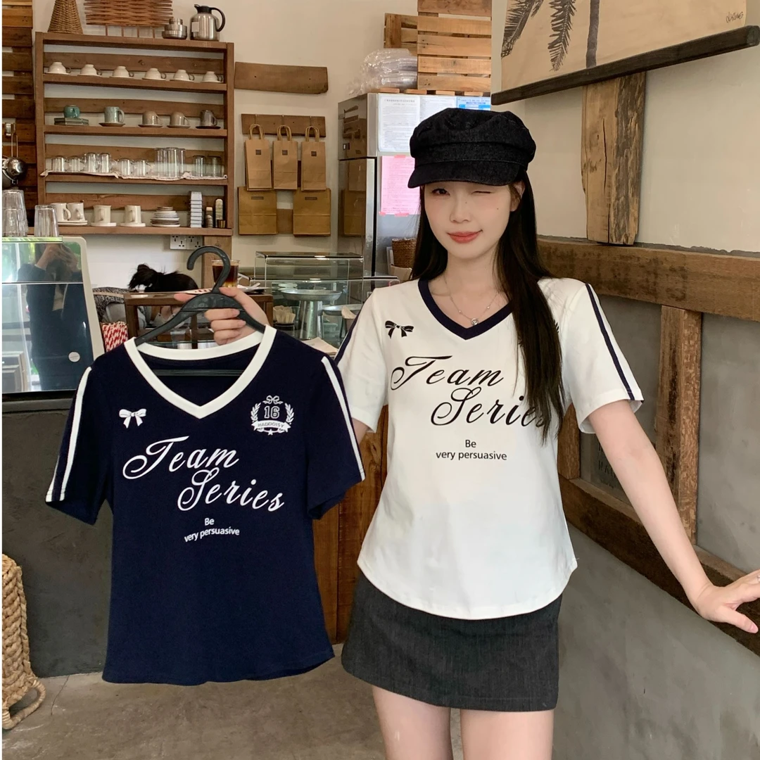 实拍2025夏季新款胖mm大码女美式辣妹V领T恤字母印花撞色收腰上衣