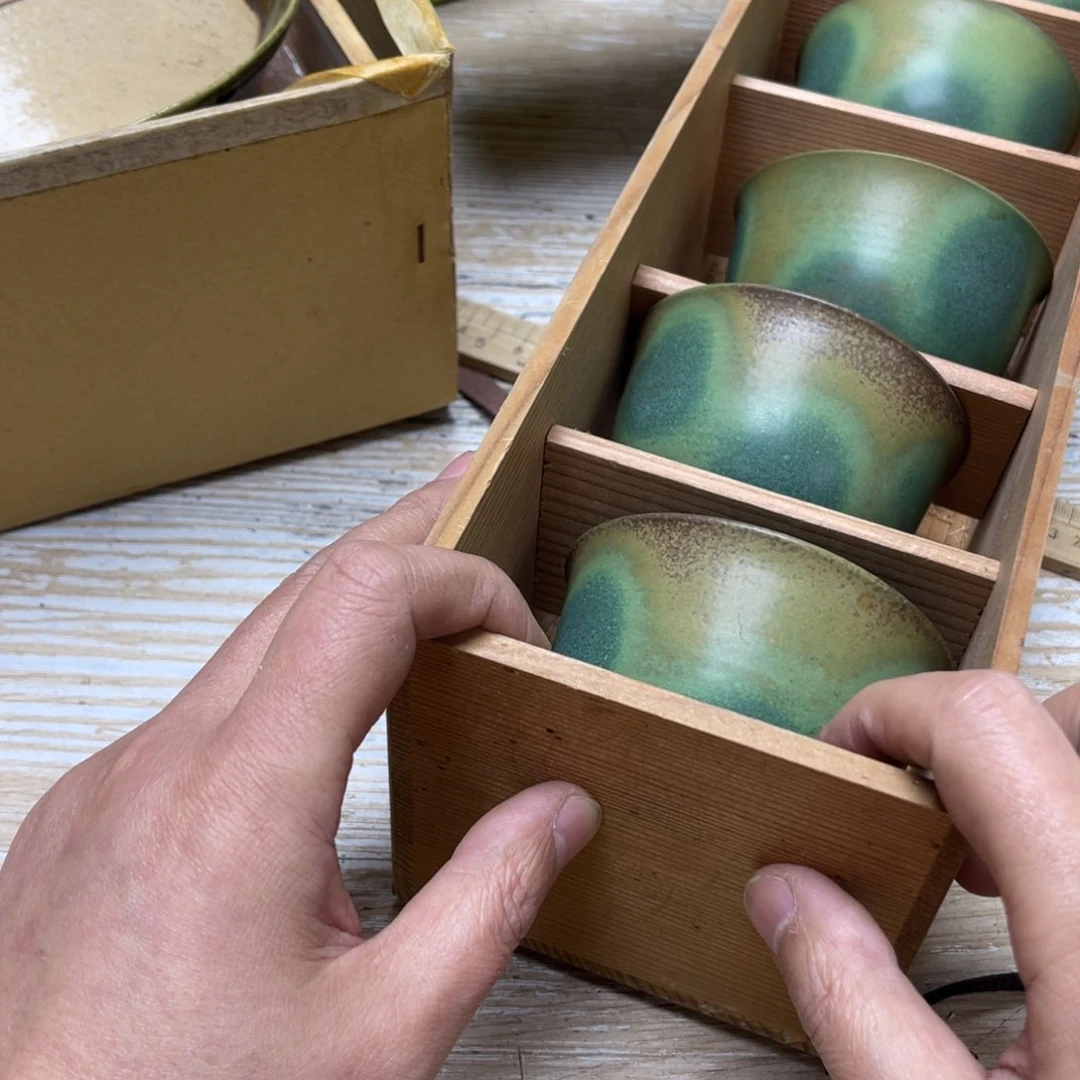 瓷片山***水密密麻麻地排列着一个