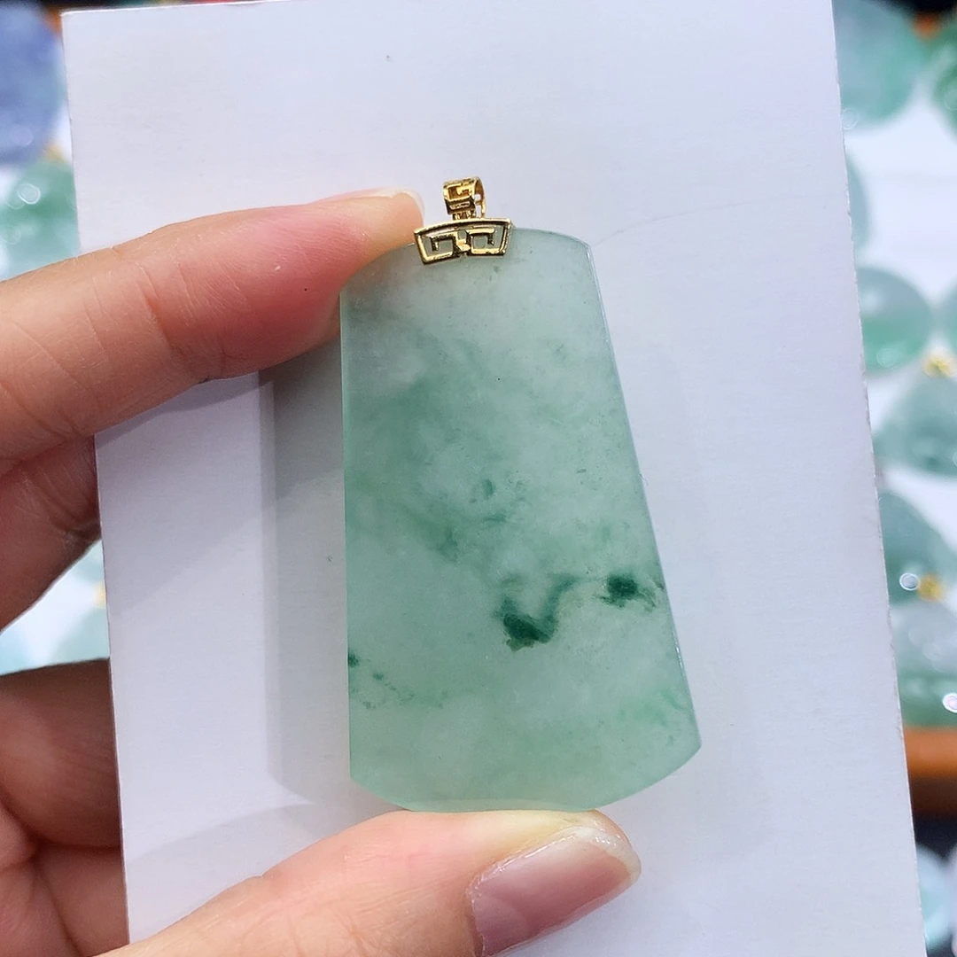 翡翠18K金镶嵌颈饰翡翠吊坠