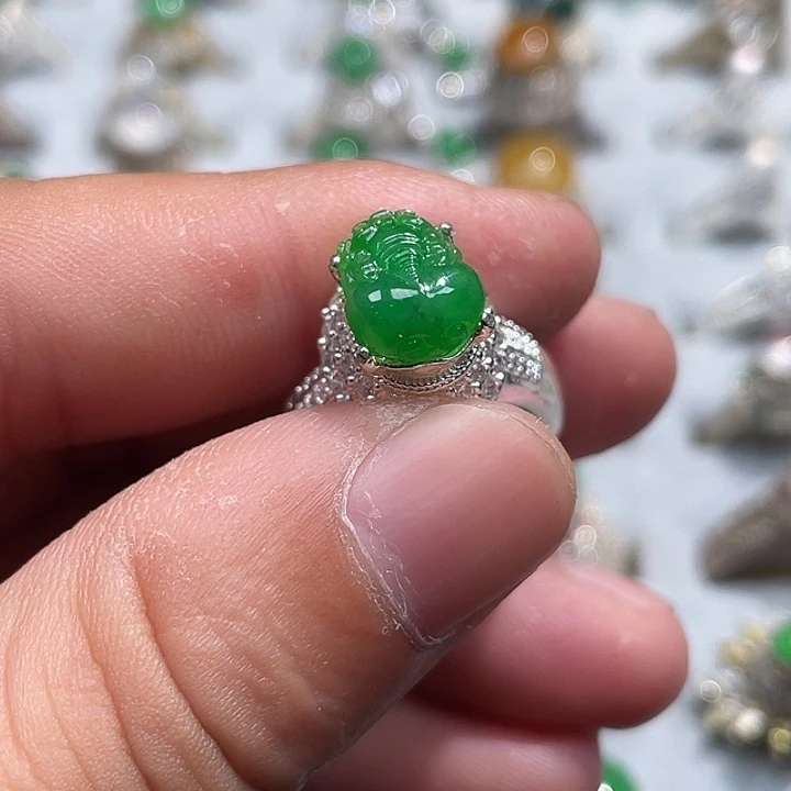 翡翠裸石阳绿貔貅铜托