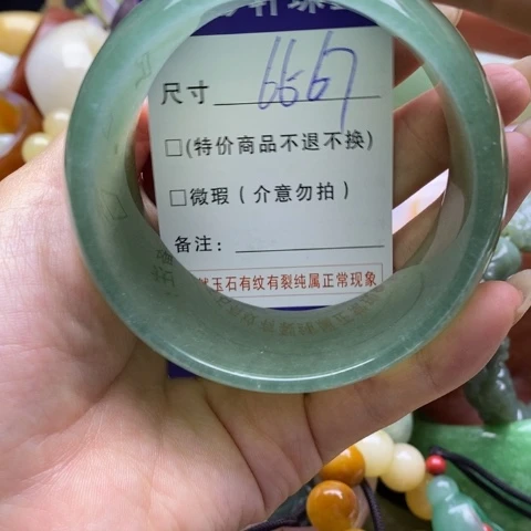 未镶嵌手镯石英质玉邢****着