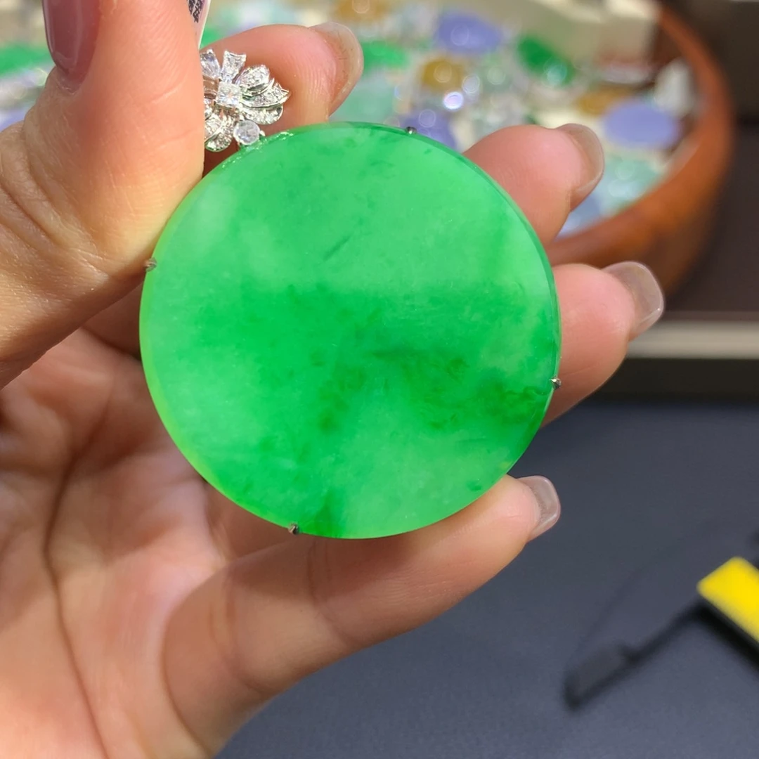 翡翠颈饰18K金镶嵌翡翠吊坠