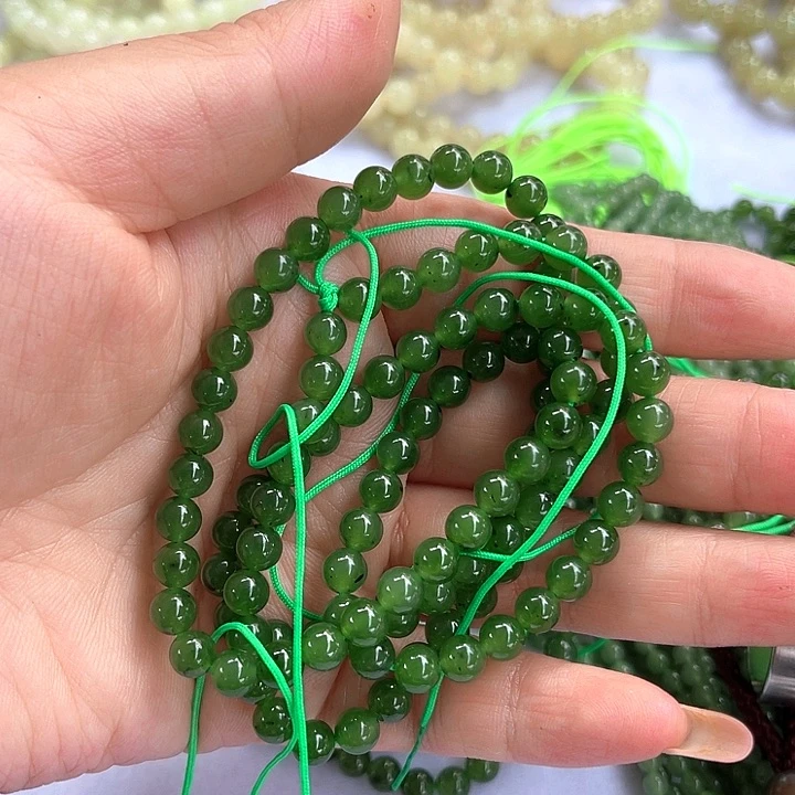 小***姐和田玉未镶嵌颈饰