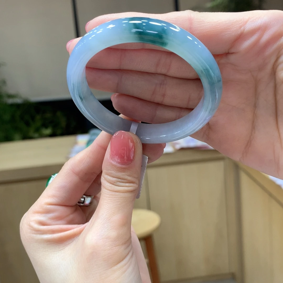 翡翠手镯未镶嵌不退不换