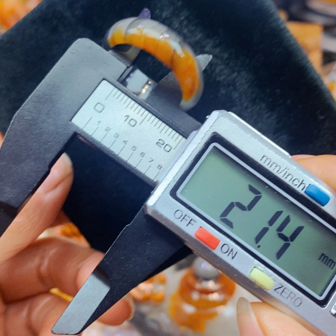 未镶嵌石英质玉（黄龙玉）颈饰