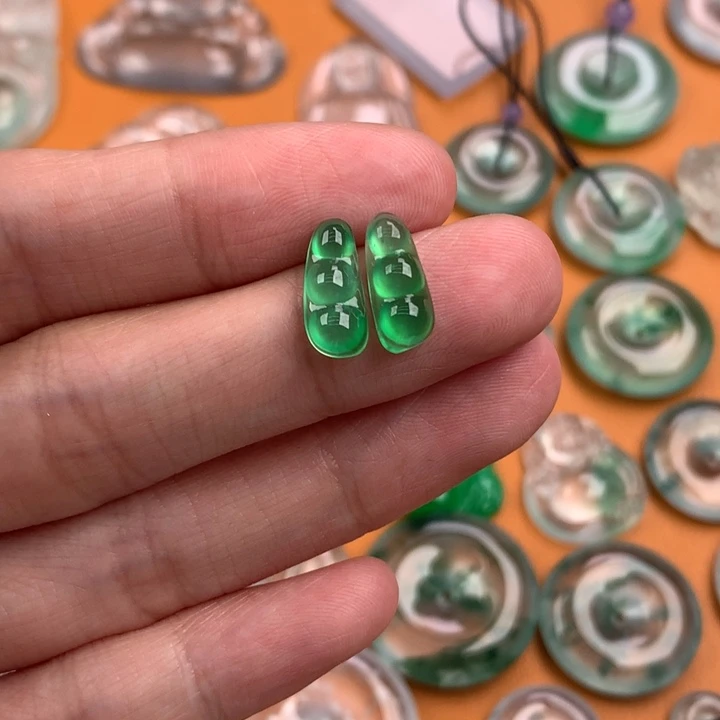 翡翠挂件未镶嵌…..