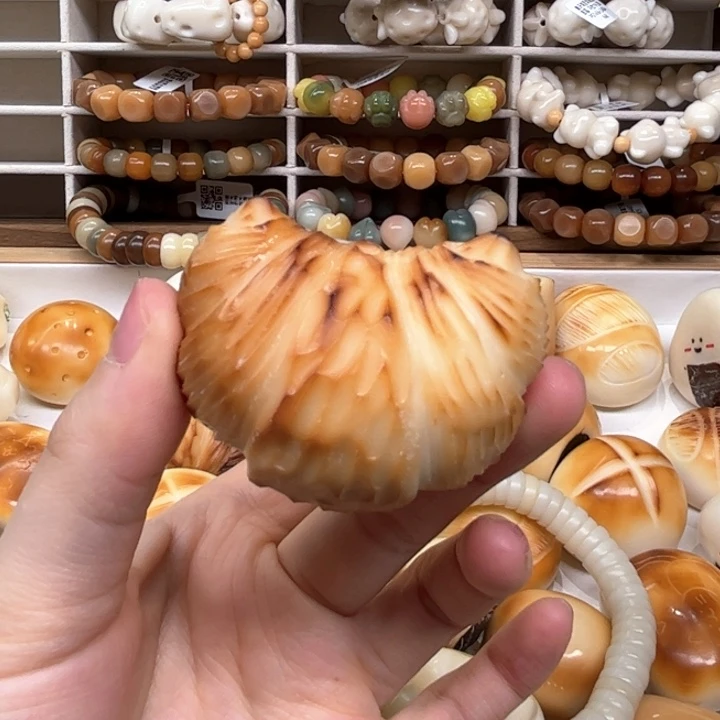 白玉菩提把件1.18.58象牙果把件牛角包已减