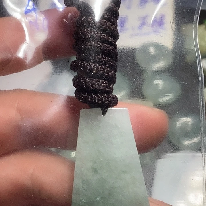 翡翠未镶嵌颈饰无事牌子