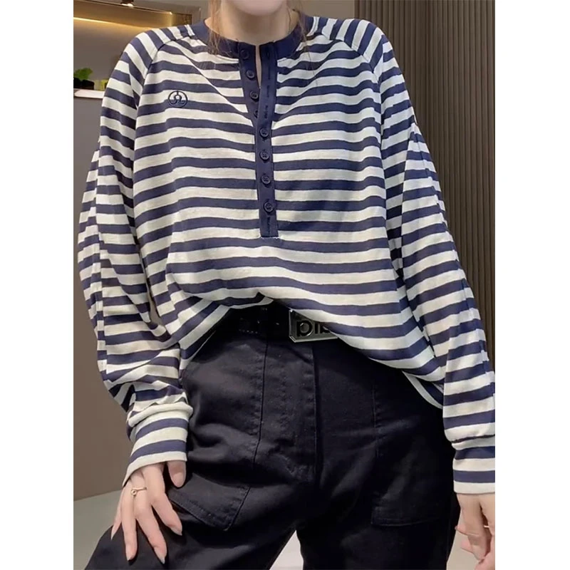 萱贝纯蓝条纹宽松显瘦长袖T恤女2025早秋新款时尚圆领前扣打底衫