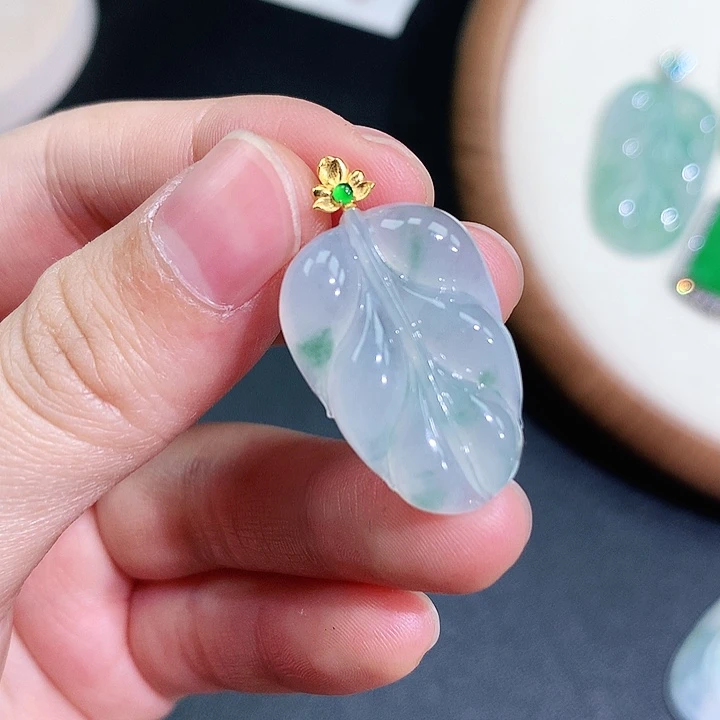 翡翠未镶嵌颈饰叶子