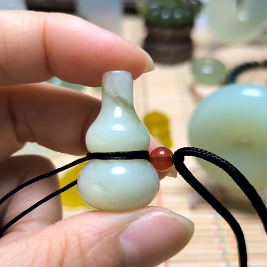 东***方蛇纹石玉未镶嵌颈饰