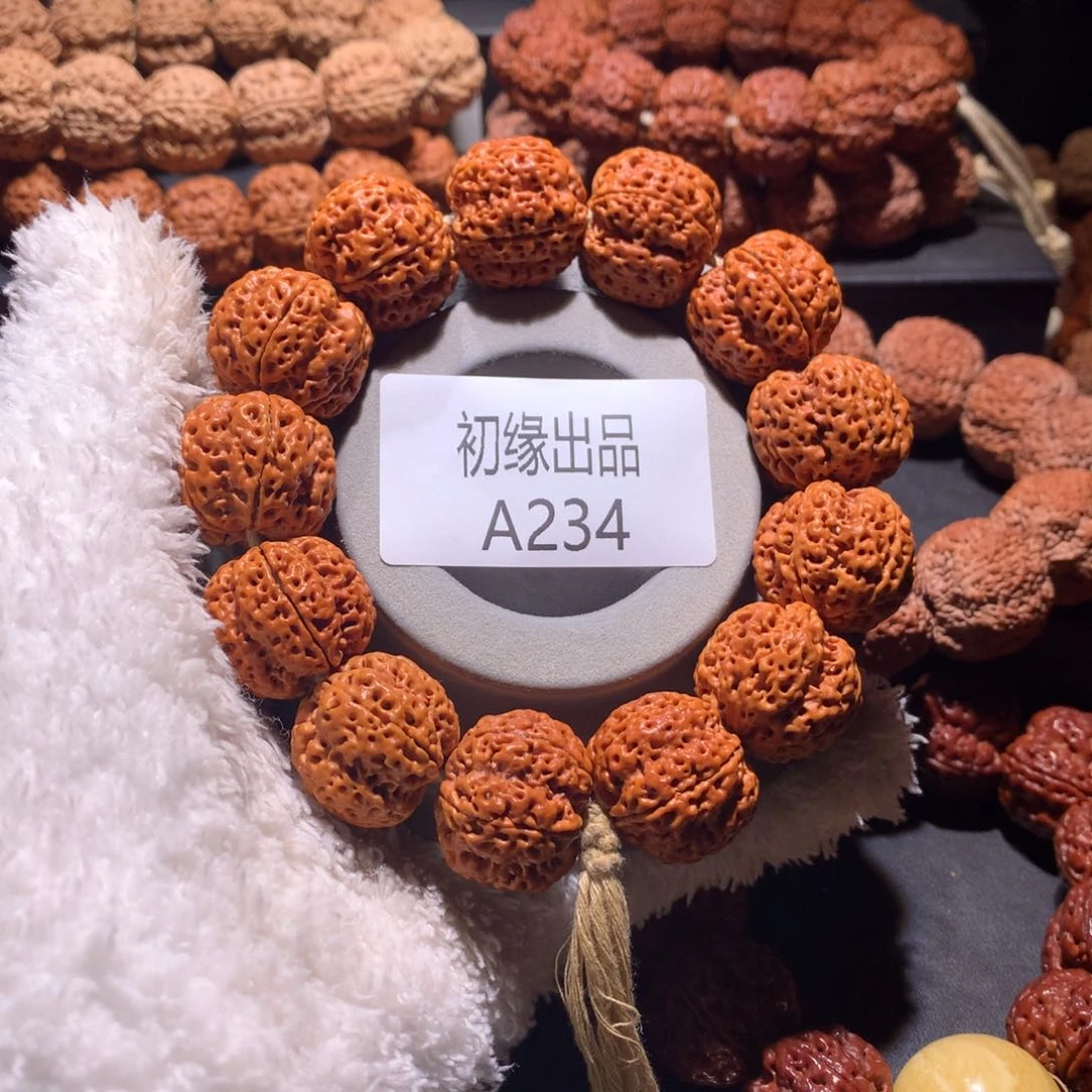 金刚菩提手串是***i24尺金黄皮元宝蜂王