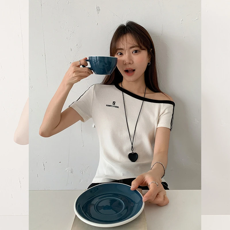 热品撞色两条杠条纹斜领露肩短袖T恤女夏季新款字母刺绣纯欲辣妹