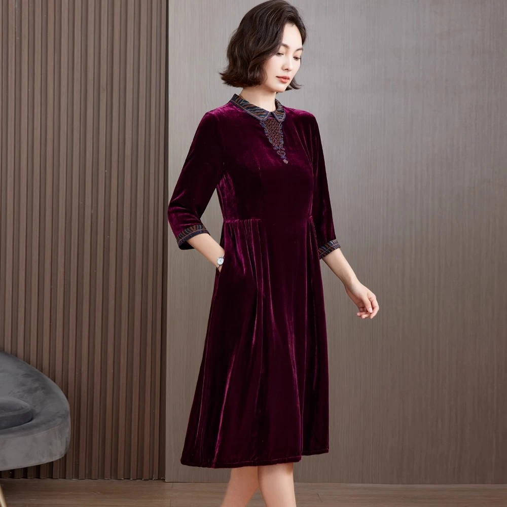 时尚酒红色丝绒连衣裙女春秋新款高端复古气质绣花高级气质裙子