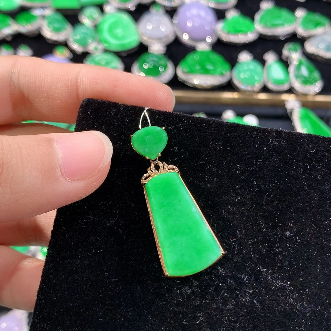 翡翠18K金镶嵌颈饰