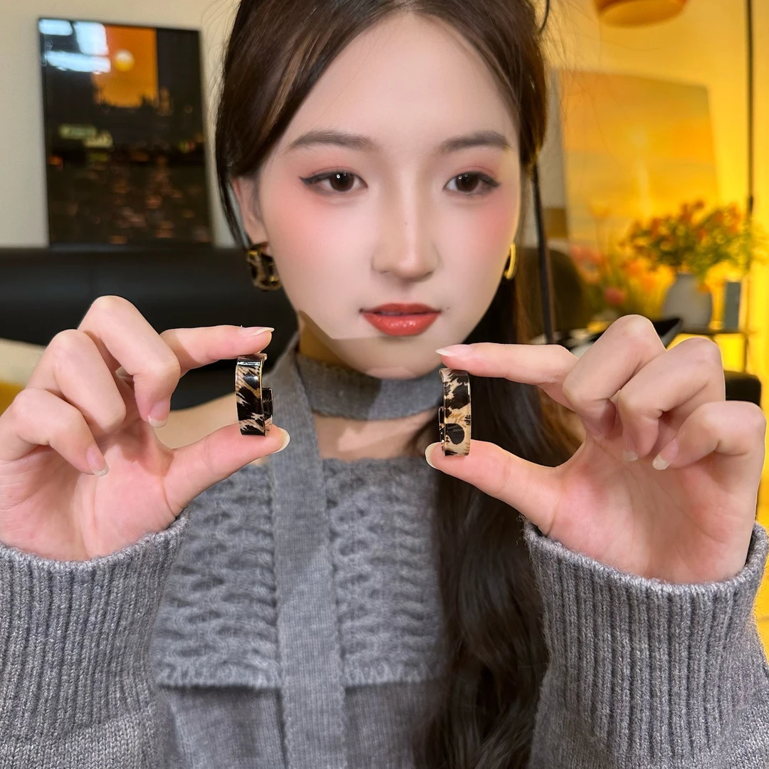 铜合金亚克力耳饰 C形复古豹纹耳环气质百搭显脸小耳饰轻奢女耳钉
