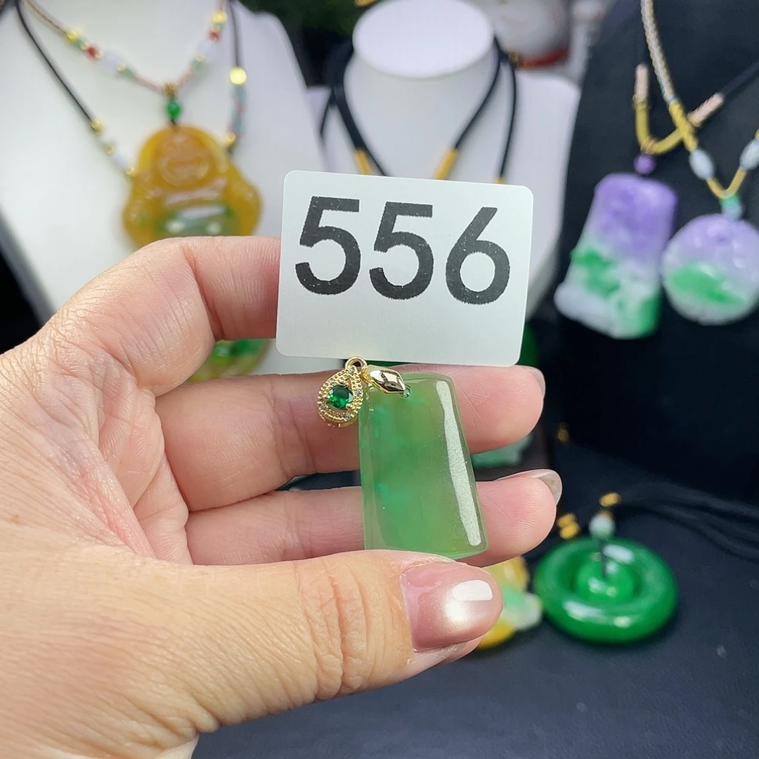 翡翠未镶嵌吊坠(赠链)