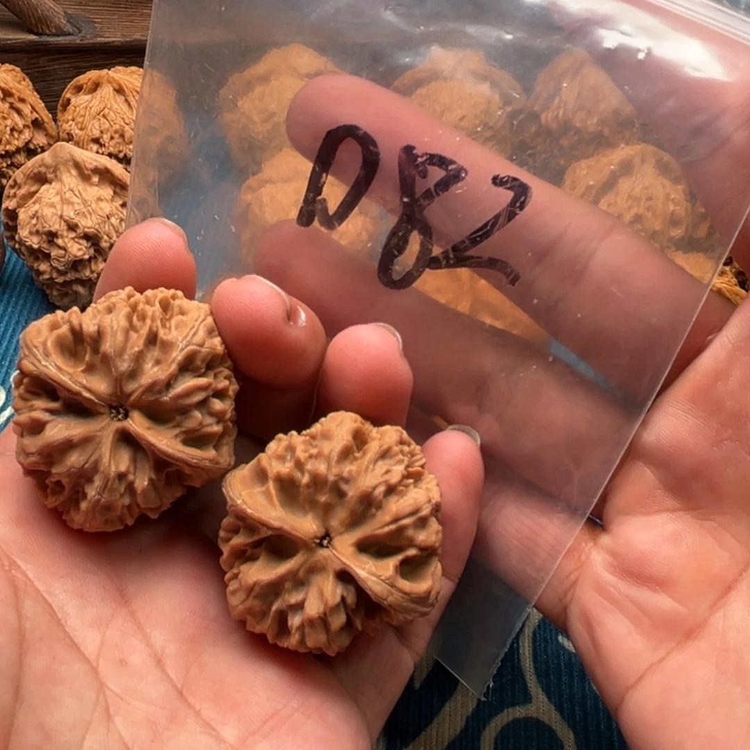 文玩核桃吊坠野牛