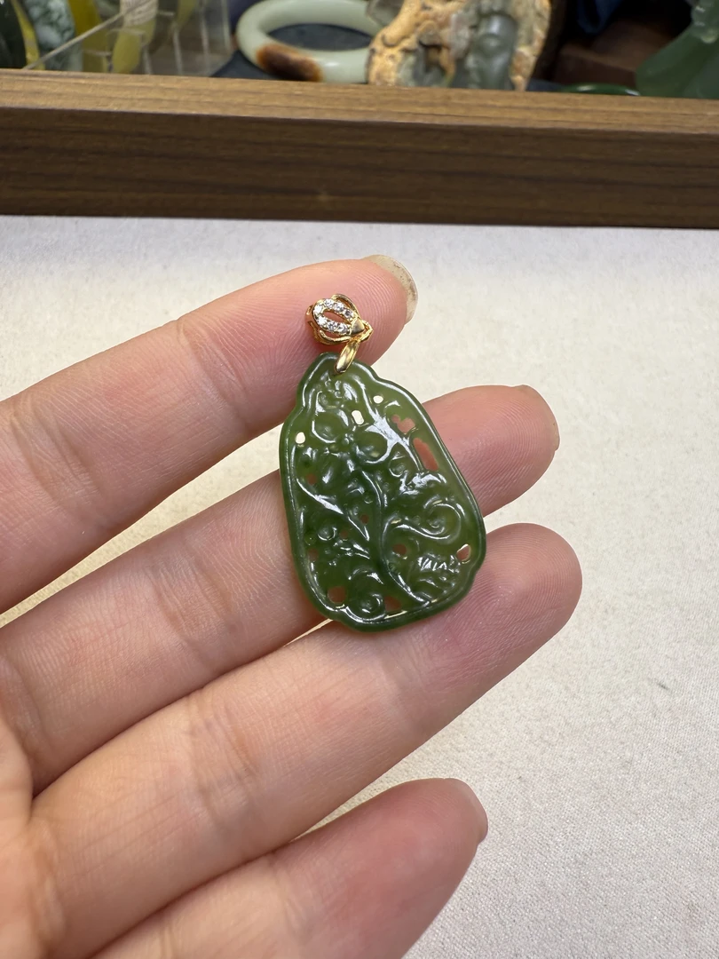 和田玉碧玉吊坠花开富贵小吊坠镂空雕刻绿色S925银镶嵌菠菜绿锁骨