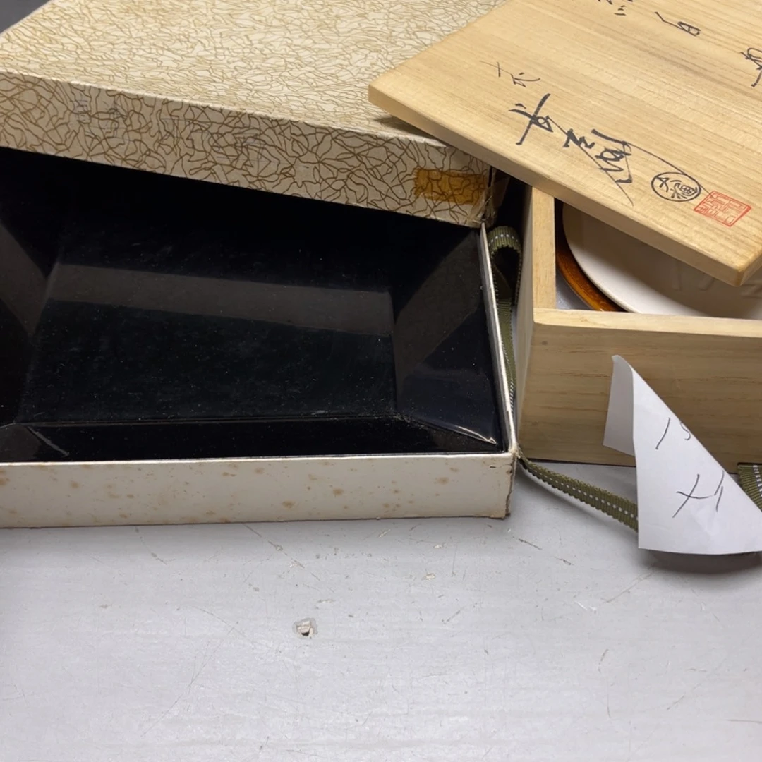 瓷片金****k密密麻麻地排列着一个大