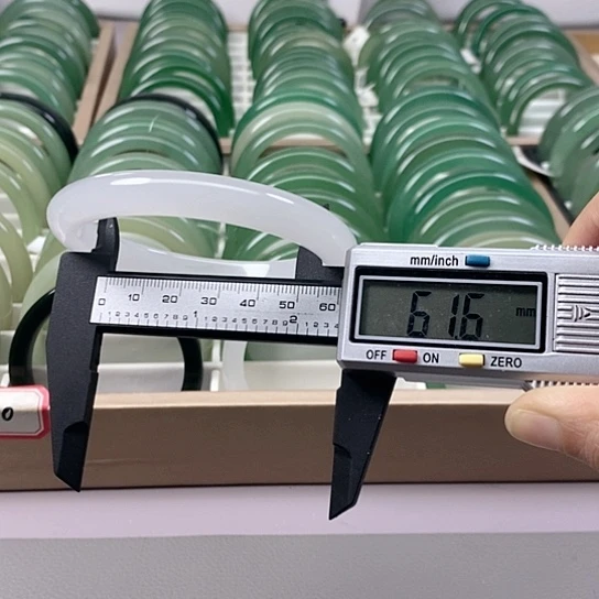 东陵石未镶嵌手镯