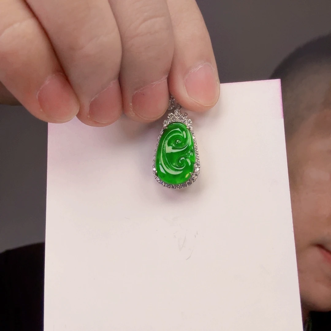 翡翠未镶嵌颈饰一件