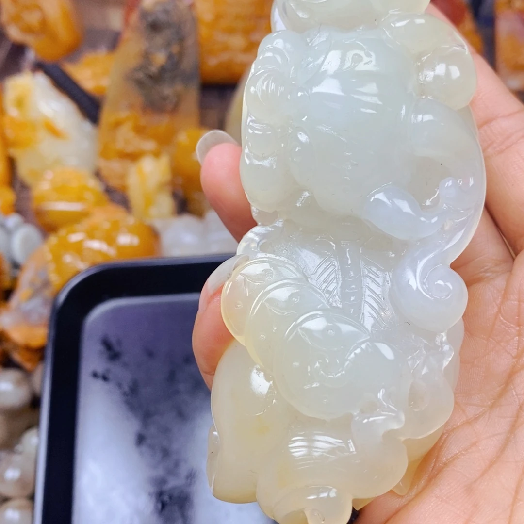 石英质玉（黄龙玉）未镶嵌颈饰