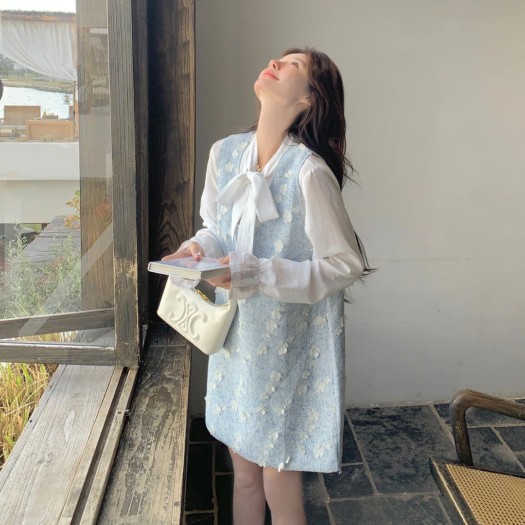 蓝色立体花朵小香风连衣裙女2025秋季新款温柔富家千金感穿搭套装
