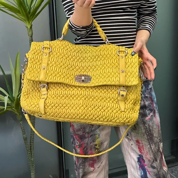 95新 MIU MIU/缪缪 缪缪黄色max超大机车可改斜挎
