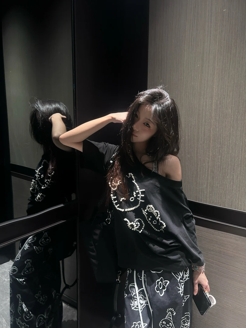 Run菲菲 斜肩珍珠KT/小众原创设计款夏季休闲百搭钉珠黑色短袖女2