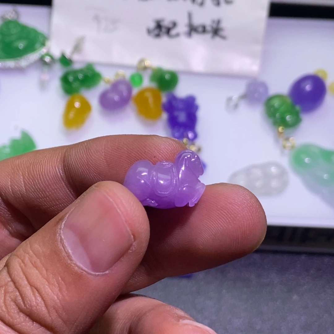 Q***n翡翠未镶嵌颈饰吊坠