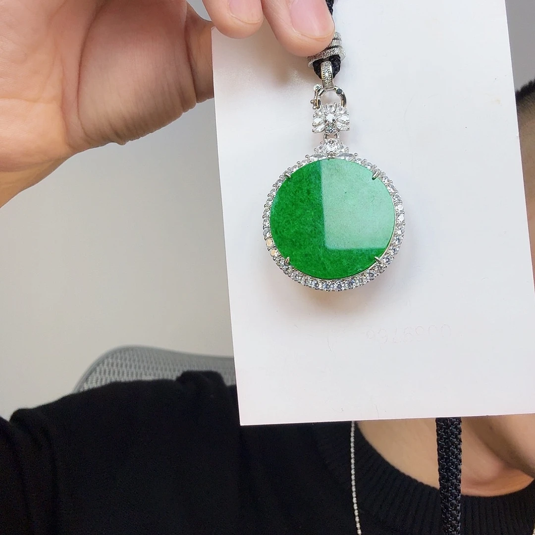 用***4翡翠未镶嵌颈饰一件