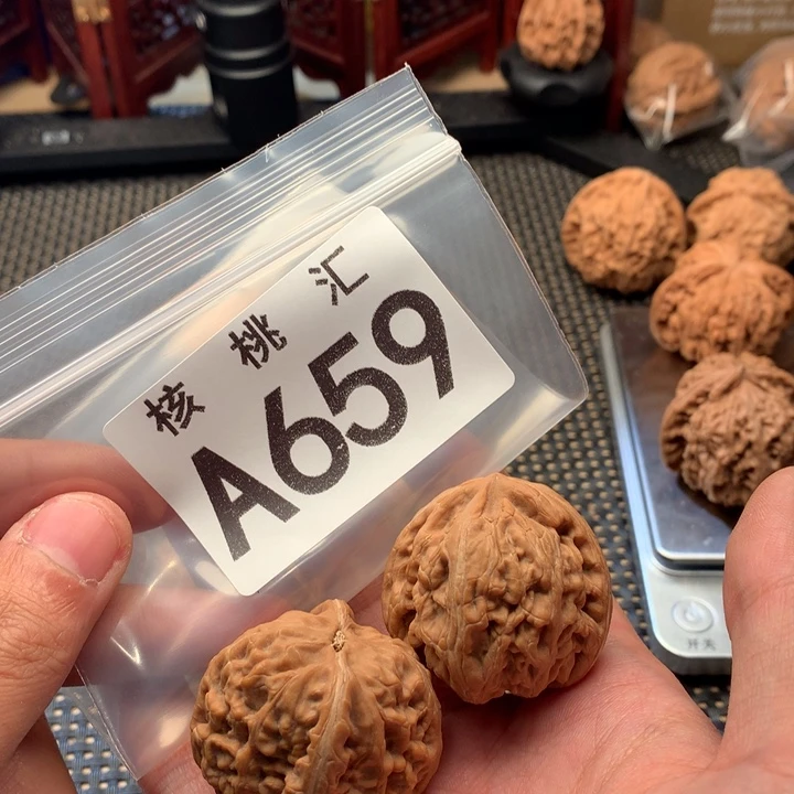 文玩核桃吊坠红锦鲤