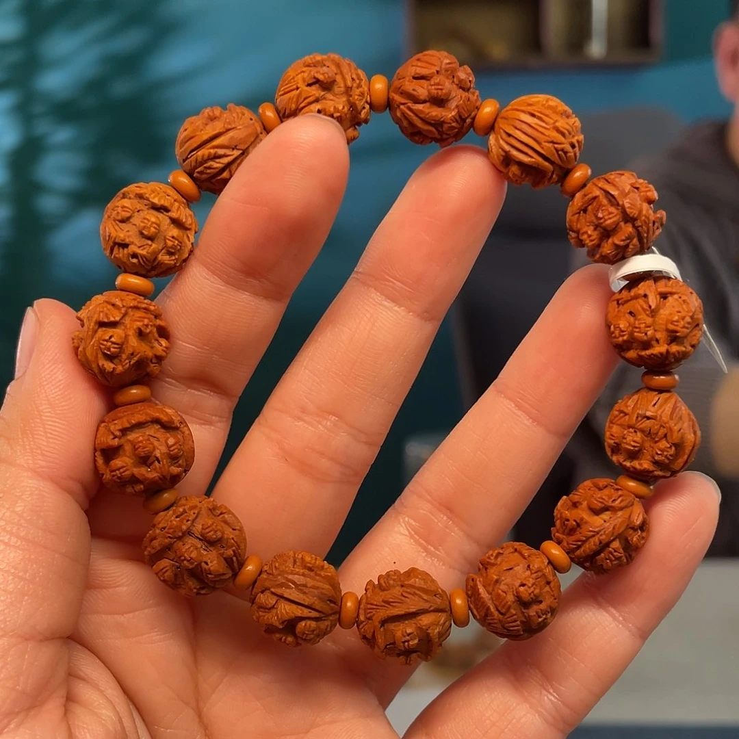 桃核精细工人物核雕作品