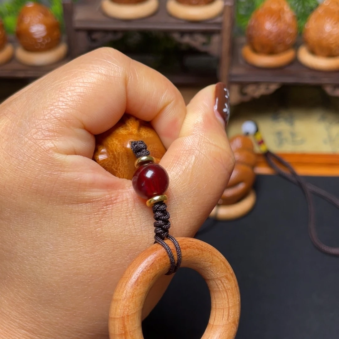 橄榄核吊坠美女三年穿配