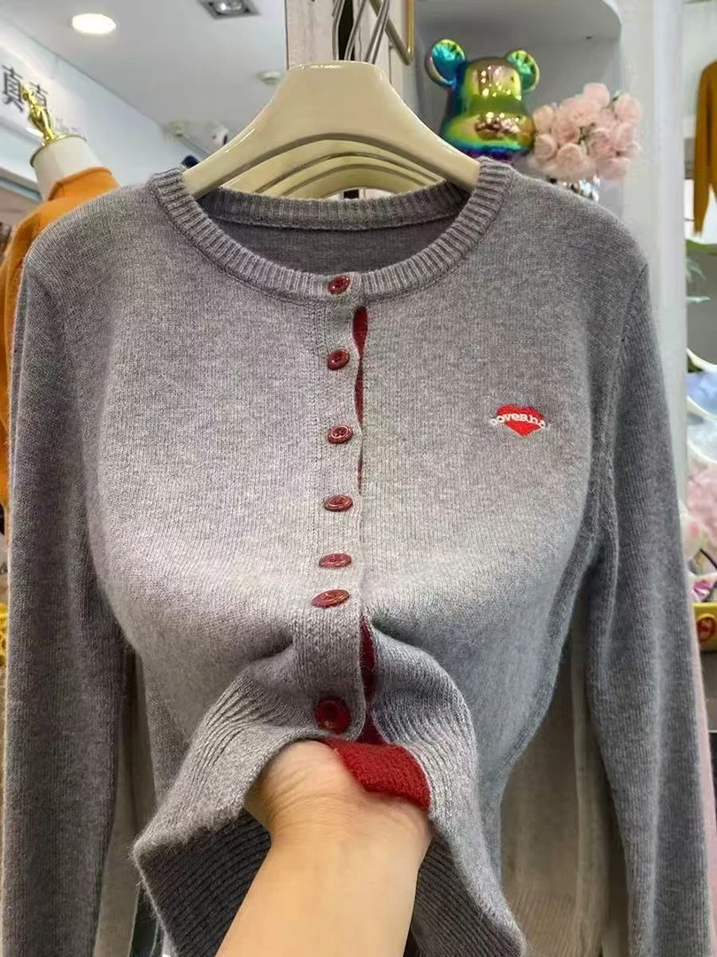 高级感爱心字母刺绣长袖针织开衫毛衣女秋冬新款宽松洋气上衣