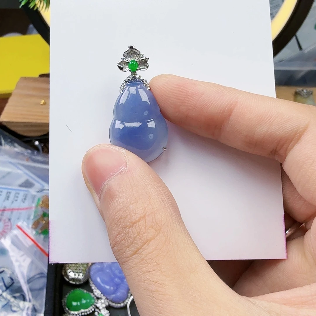 翡翠颈饰18K金镶嵌源****贝一件